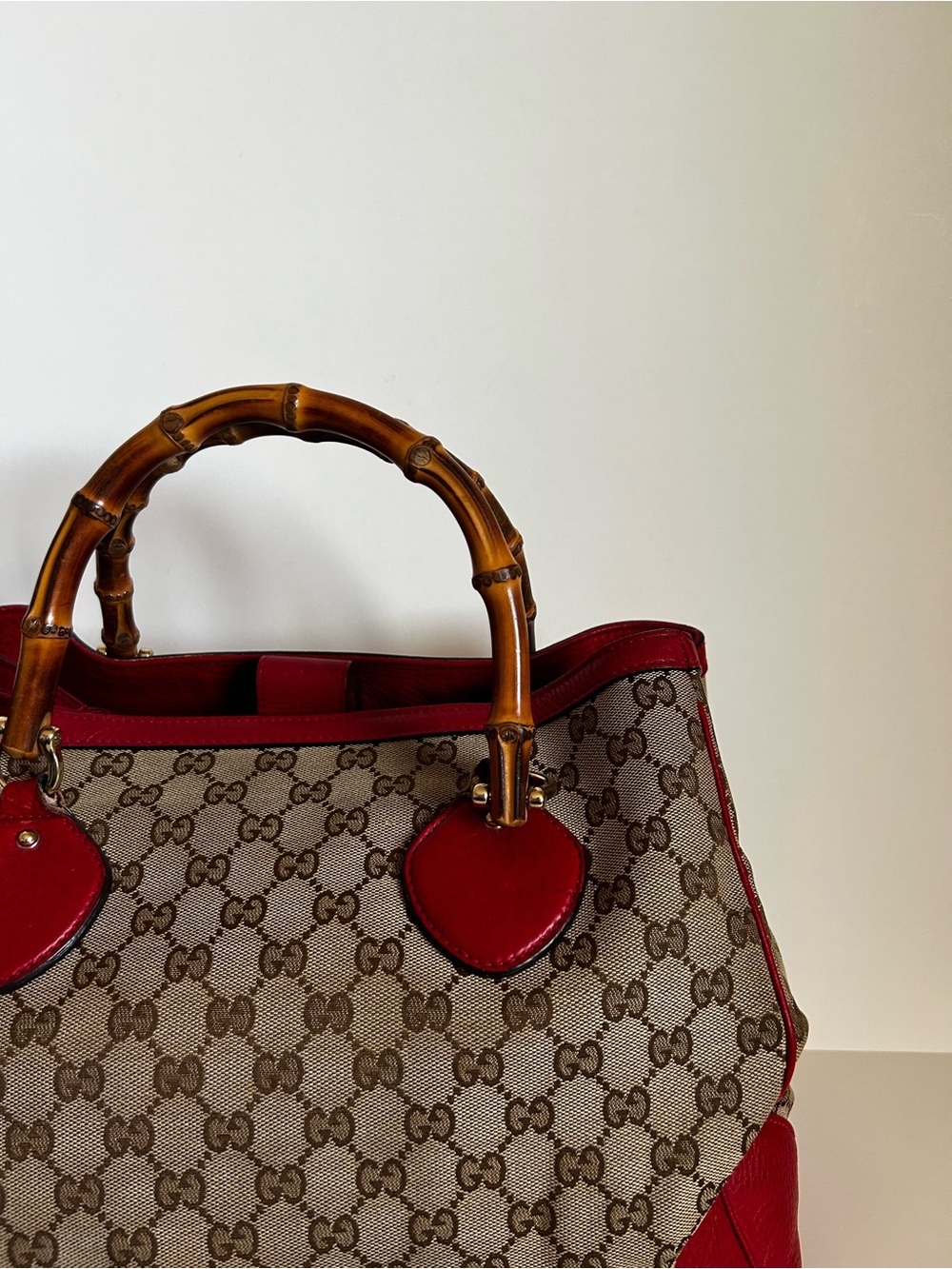 Gucci Beige GG Canvas Tote with Red Trim and Bamboo Handles - Picture 2 of 4
